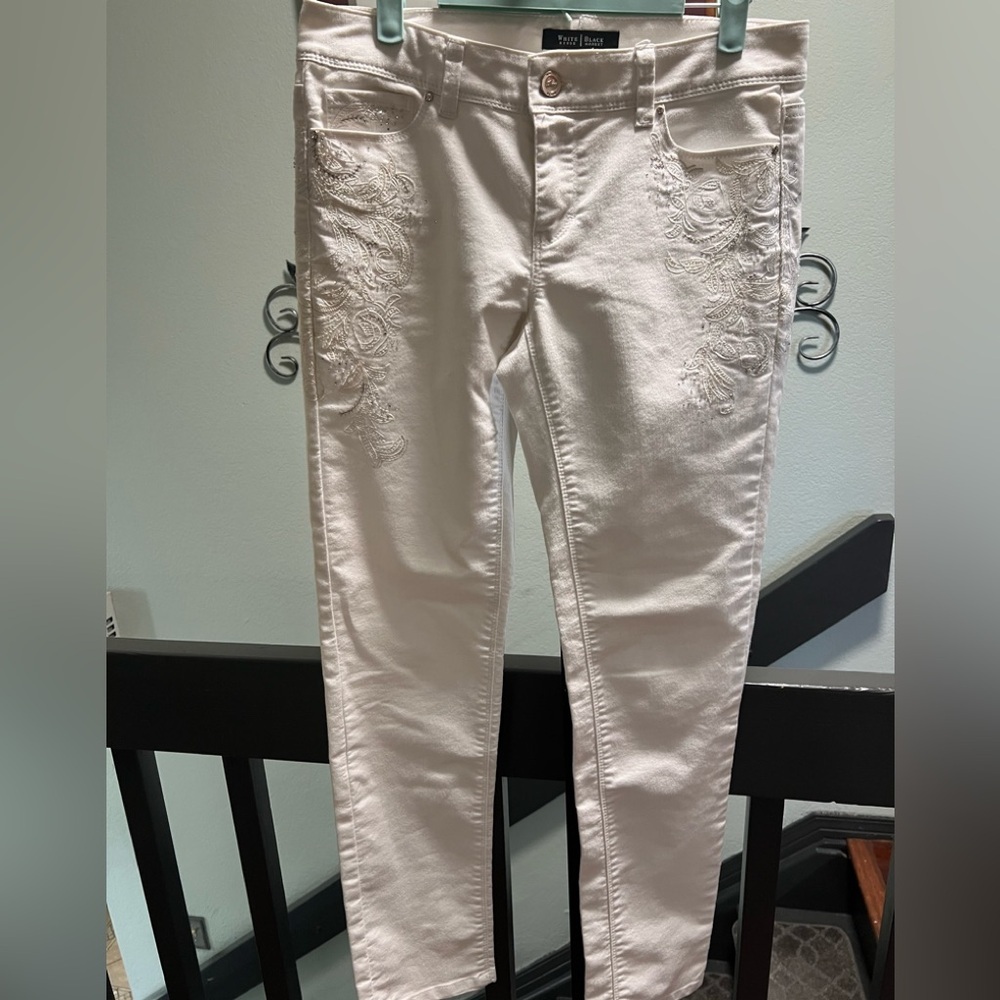 White House Black Market Cream Skinny Jeans with Embroidered Detail #JT1